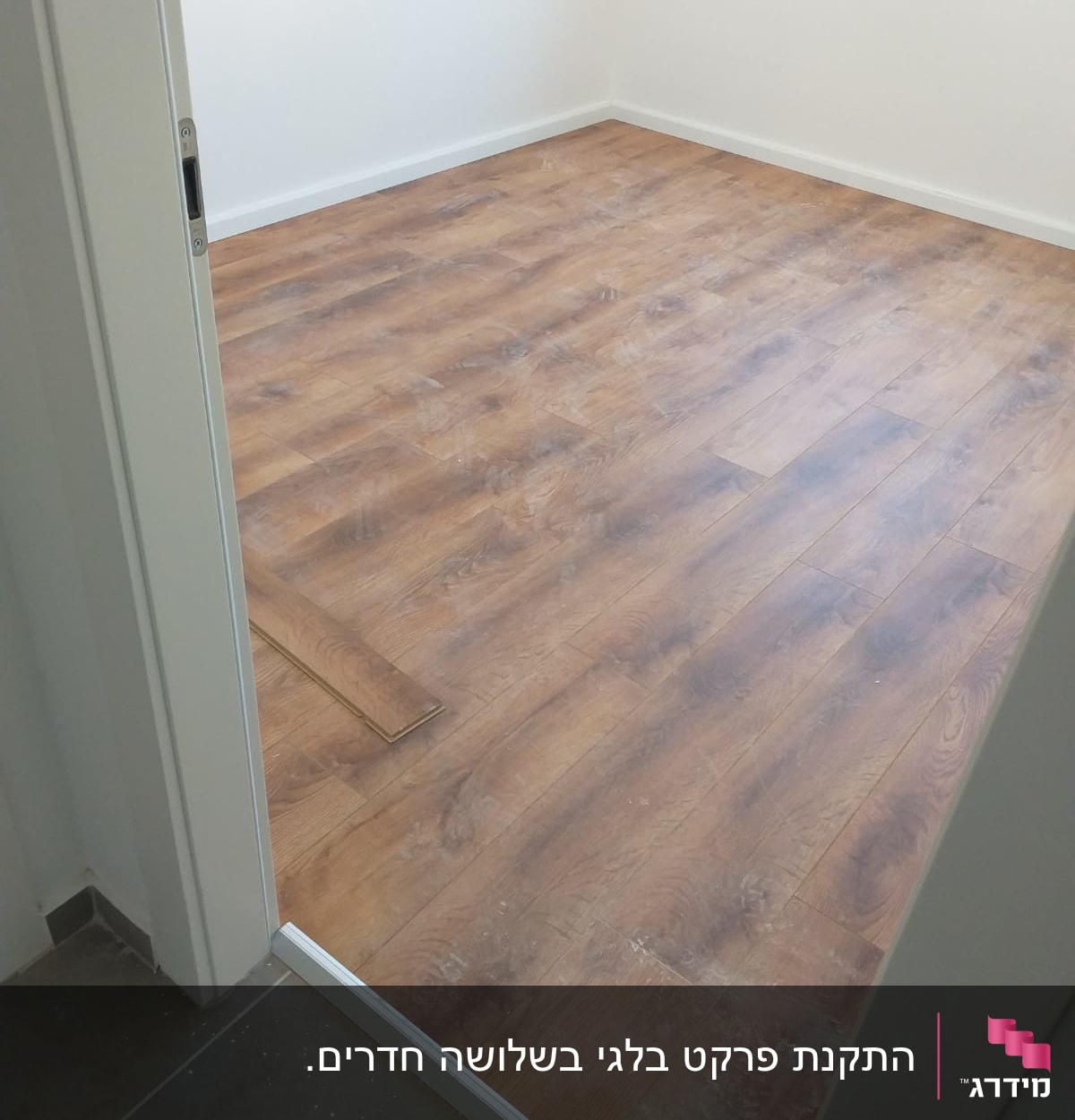 רצפת פרקט עץ בחדר עם לוח פרקט אחד רופף